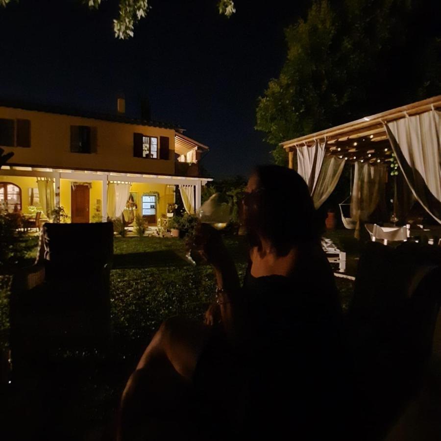 Casolare Isabella "Il Rifugio Dei Vinili" And Alice'S Room Ponsacco Bagian luar foto