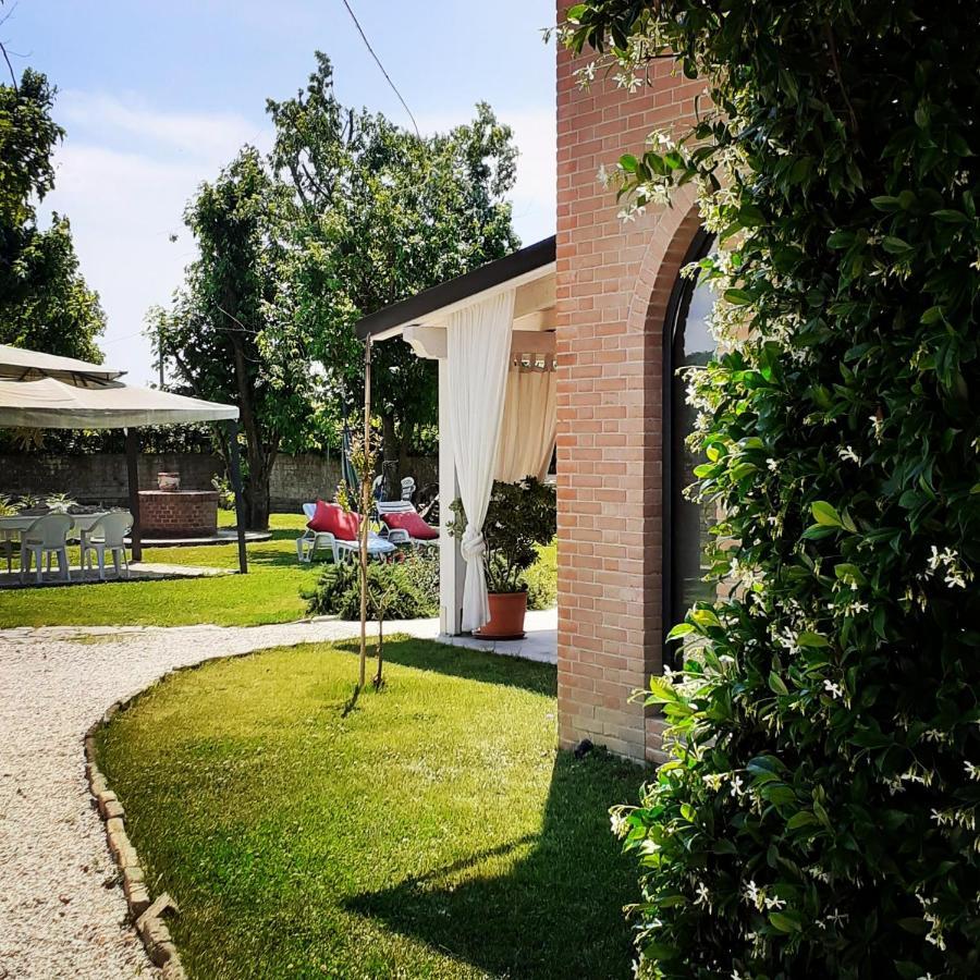 Casolare Isabella "Il Rifugio Dei Vinili" And Alice'S Room Ponsacco Bagian luar foto
