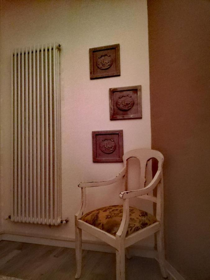 Casolare Isabella "Il Rifugio Dei Vinili" And Alice'S Room Ponsacco Bagian luar foto