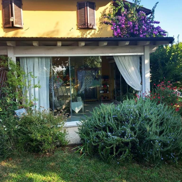 Casolare Isabella "Il Rifugio Dei Vinili" And Alice'S Room Ponsacco Bagian luar foto